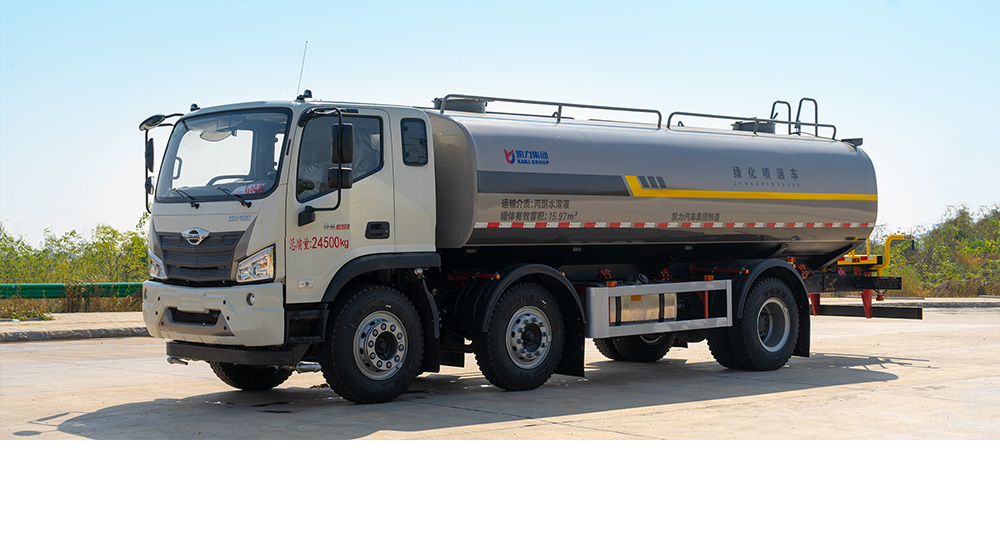 福田小三轴洒水车