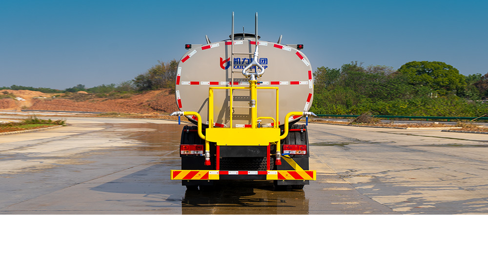 福田小三轴洒水车