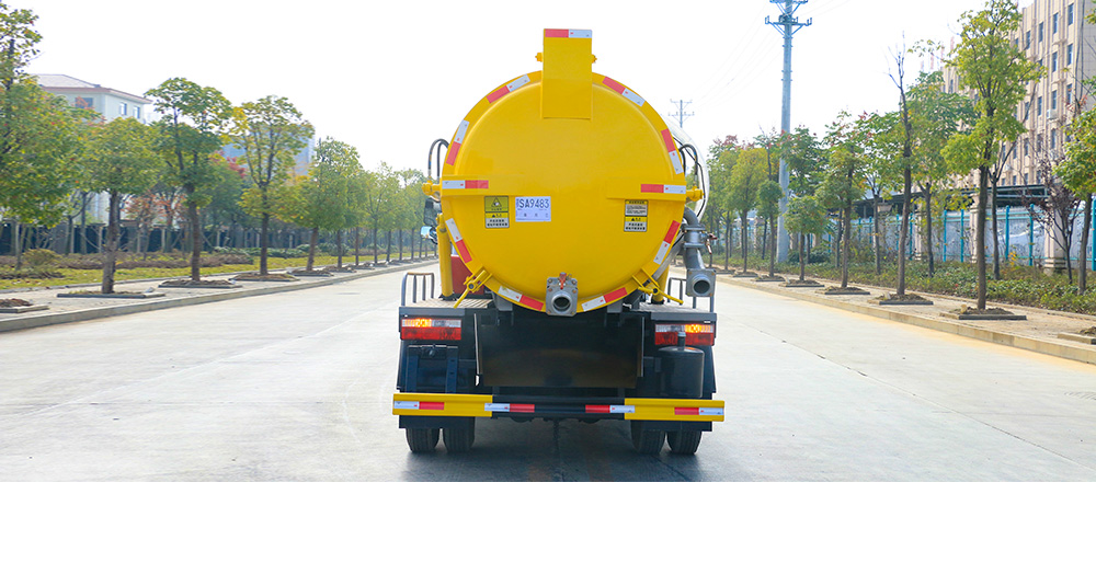 东风小多利卡吸污车