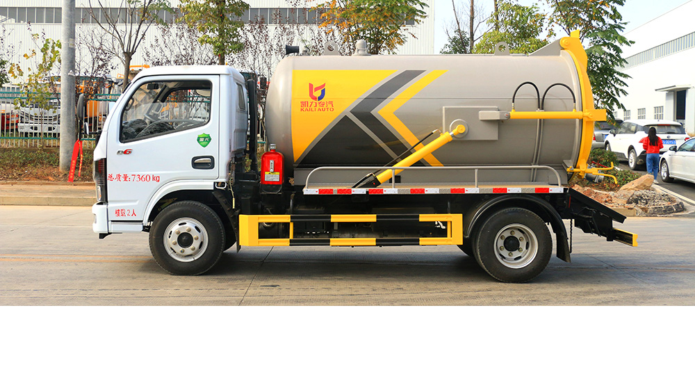 东风小多利卡吸污车