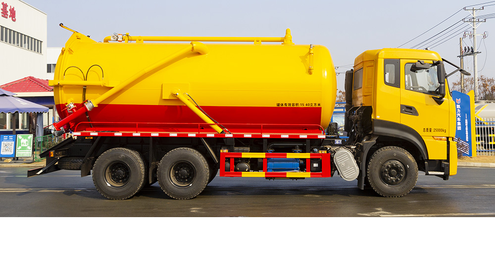 东风天龙后八轮吸污车