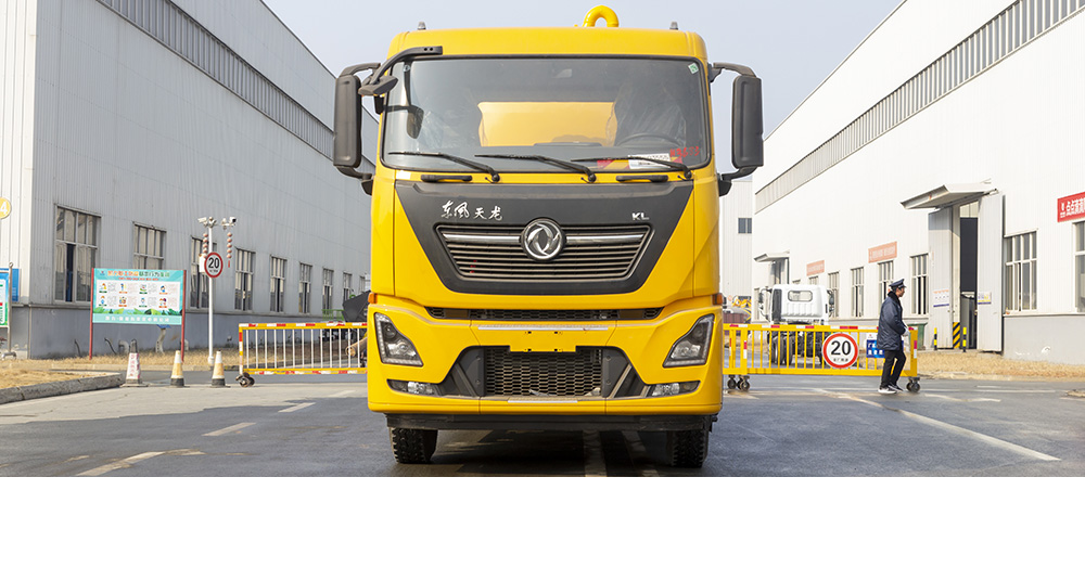 东风天龙后八轮吸污车