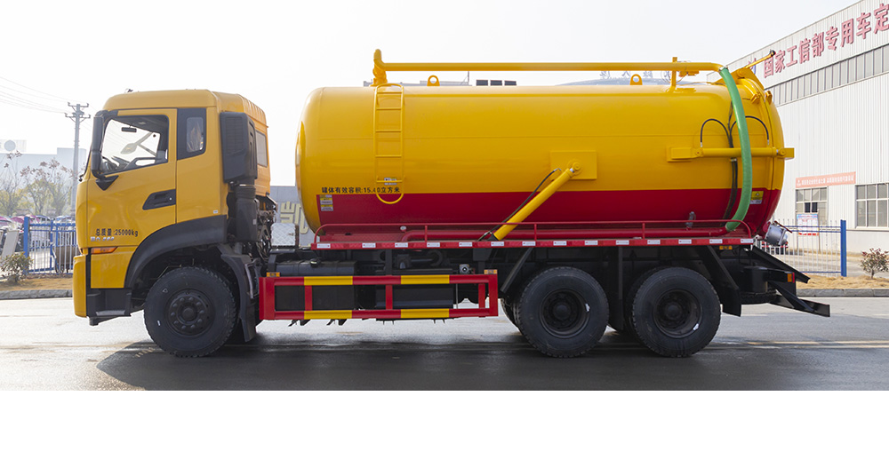 东风天龙后八轮吸污车