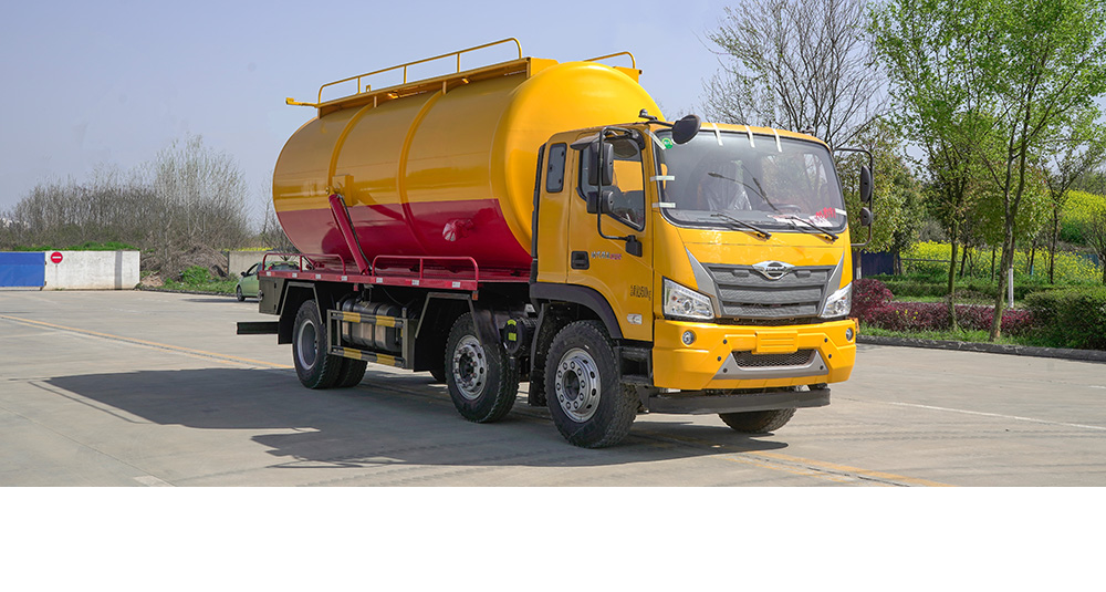 福田小三轴吸污车