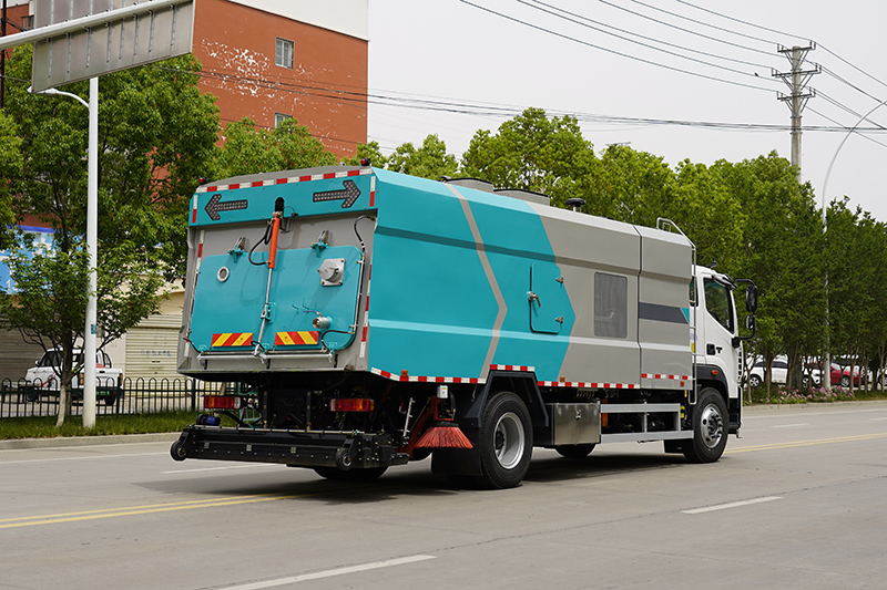 福田欧航干湿两用清扫车