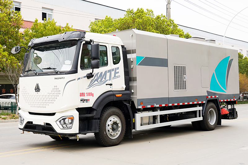 重汽豪沃干湿两用清扫车