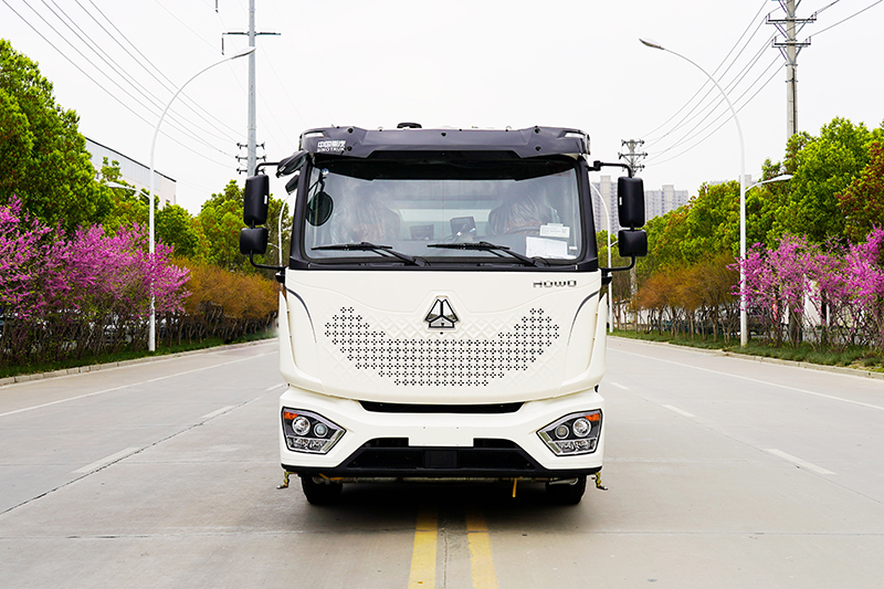重汽豪沃干湿两用清扫车