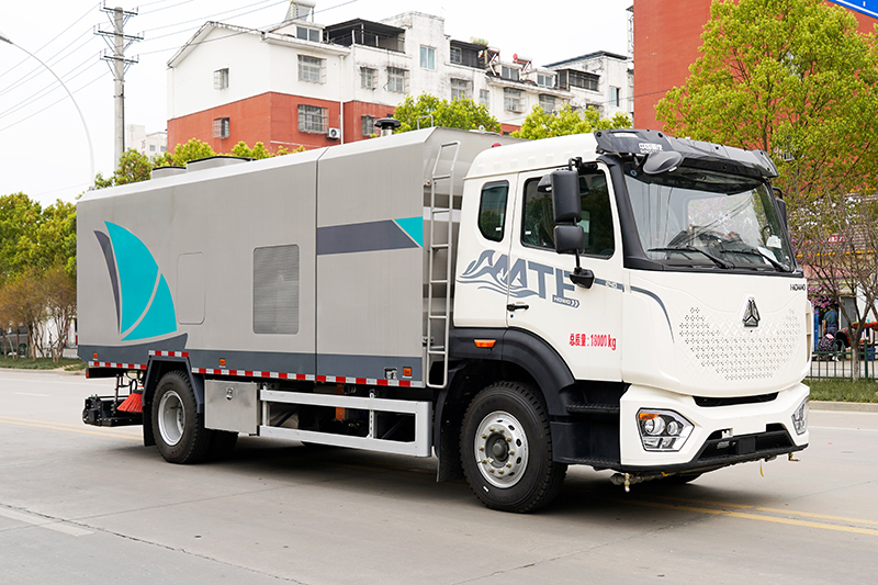 重汽豪沃干湿两用清扫车