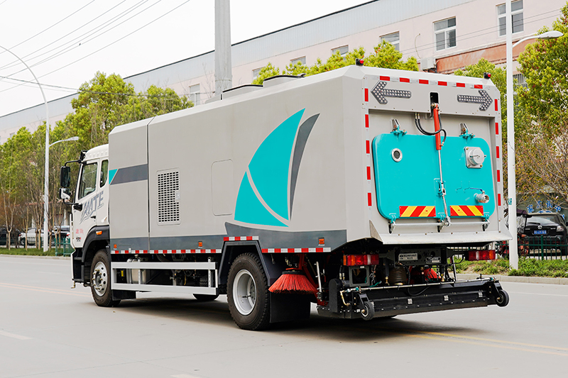重汽豪沃干湿两用清扫车