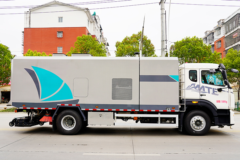 重汽豪沃干湿两用清扫车