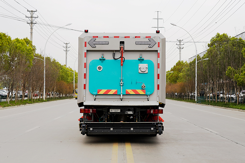 重汽豪沃干湿两用清扫车