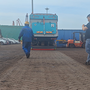 发电厂路面吸尘车作业